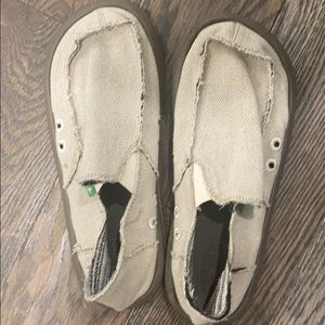 Men’s Sanuks size 9